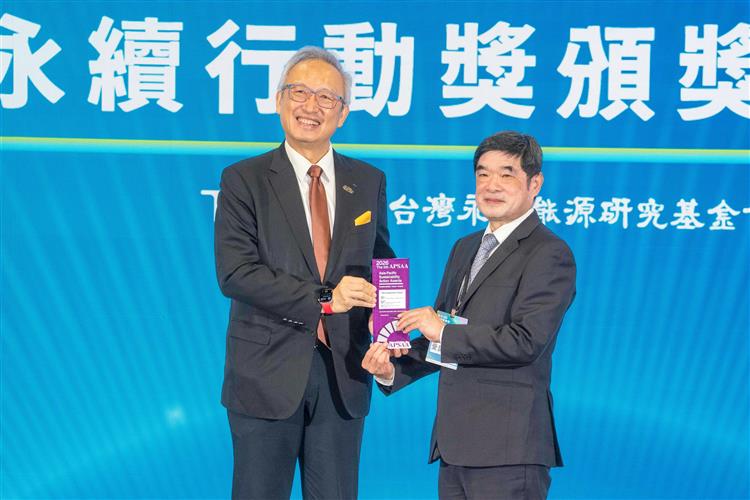外交部次長吳志中（左）頒發「2026 亞太暨台灣永續行動獎」，由羅博童副總經理（右）代表領獎。