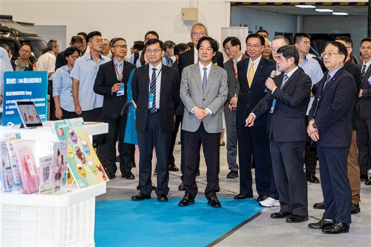 總統賴清德（前排左二）、經濟部次長何晉滄（前排左一）參觀中油展區。
