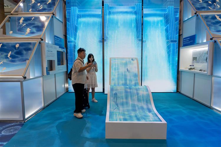 圖說：台電今年以大甲溪生態保育、韌性電力為主題參展，展區以壩體結構融合水流，展現大甲溪電廠的空間意象。