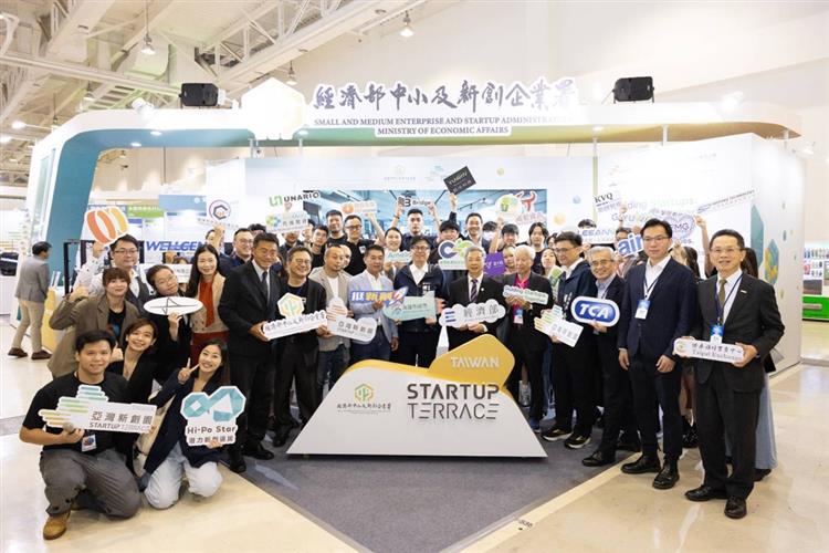 經濟部龔明鑫部長、國發會詹方冠副主委及數位時代何飛鵬發行人與中企署主題館新創企業合影