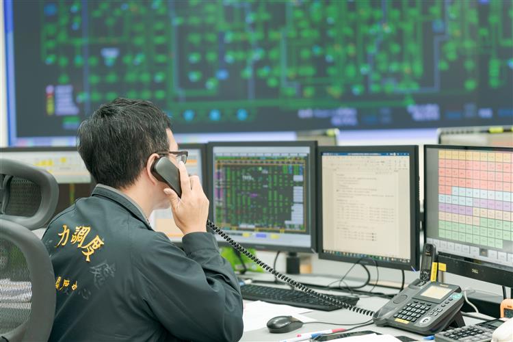 台電持續網羅電業專業人才，共同確保國家穩定供電，今年台電大學及研究所獎學金甄選今年招考11類科、共70個名額，8月31日開放網路報名。