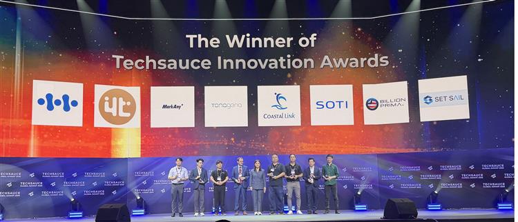 Techsauce Innovation Awards獲獎團隊(左一強捷科技、左二延電科技)