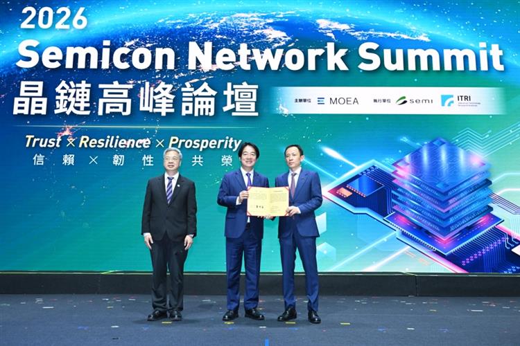 總統賴清德與經濟部部長龔明鑫頒發經濟專業獎章予美光科技執行長Sanjay Mehrotra，台灣美光盧董事長代表領獎