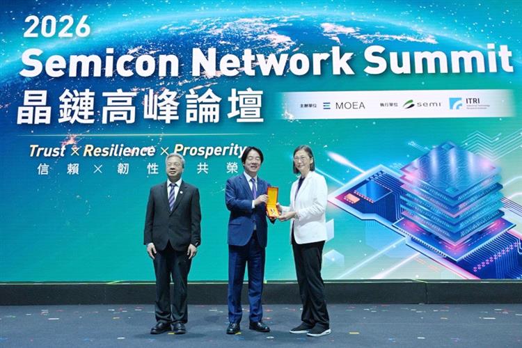 總統賴清德與經濟部部長龔明鑫頒發經濟專業獎章予環球晶圓徐秀蘭董事長