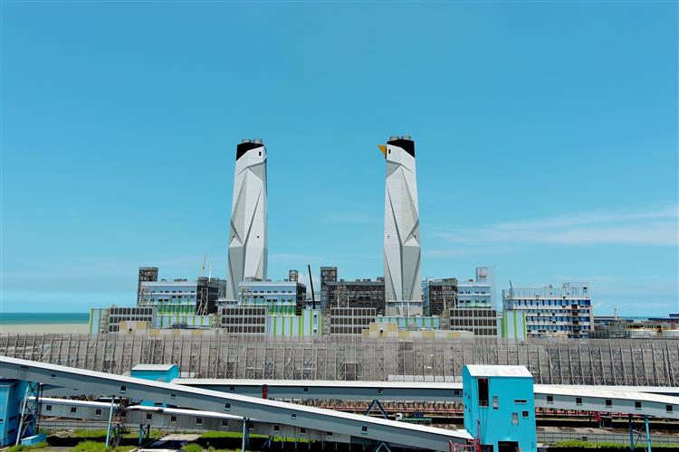 圖說：為迎接台中電廠「增氣減煤」重要里程碑，新燃氣一期機組煙囪特別融入在地「小燕鷗」昂首起飛造型彩繪。