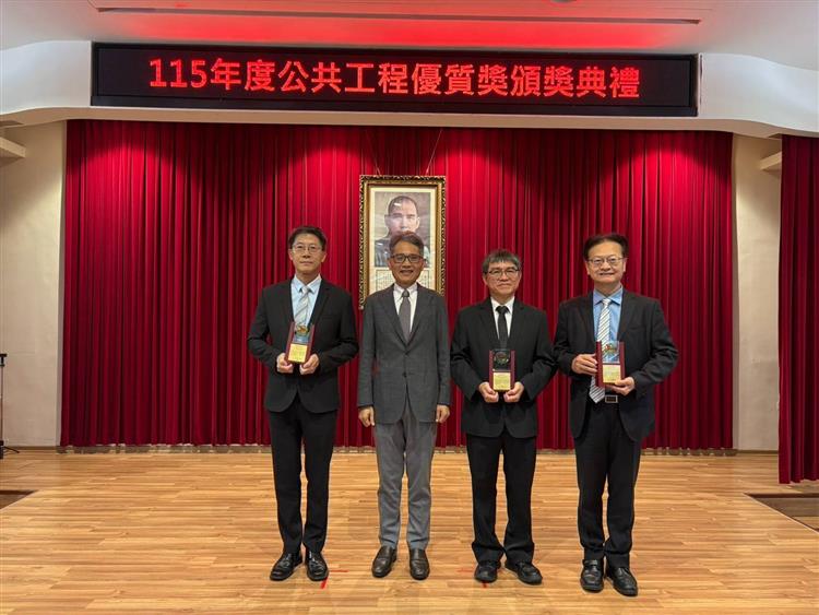 賴次長頒獎表揚台電公司「離岸風力發電加強電力網計畫(第一階段區塊開發)台中發電廠 345kV(中)開關場更新工程」工程團隊