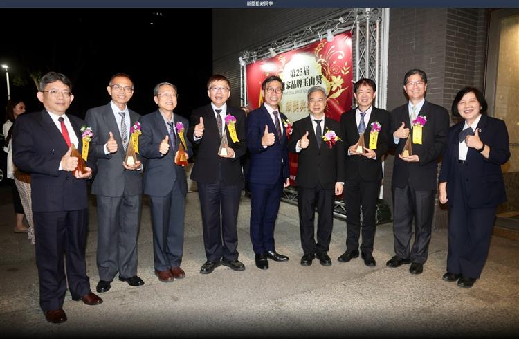 第23屆國家品牌玉山獎頒獎，台灣中油獲得7座獎項，經濟部長龔明鑫（右四）、主委鍾佳濱（中）合影鼓勵