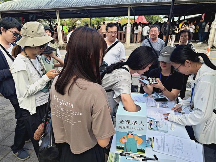 圖說3：民眾踴躍消費集點，排隊兌換光復超人感恩季活動好禮。