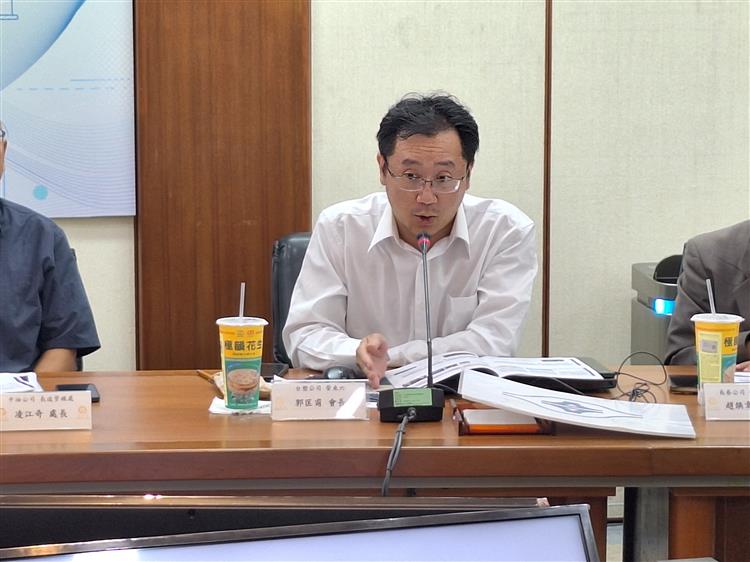 台塑公司管束六郭匡甫會長說明台塑公司於洲際二期遷改管線導入AI 洩漏感知模型，建置智慧洩漏偵測系統。