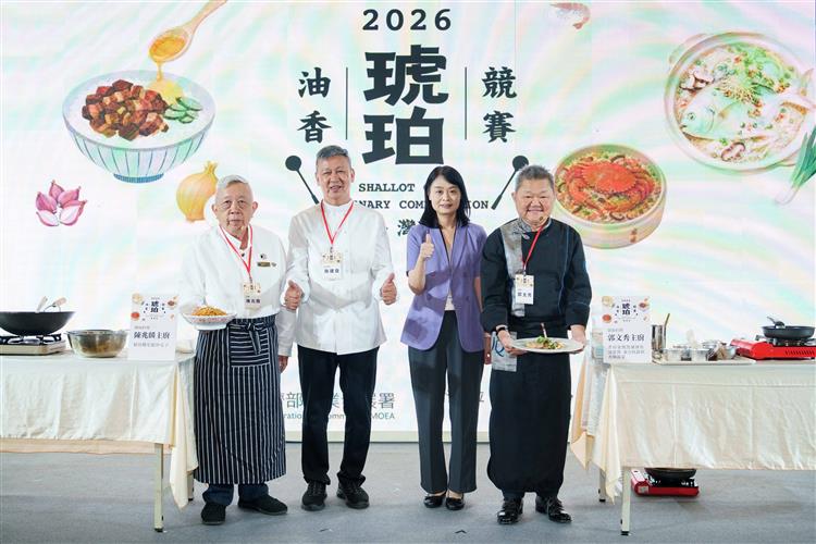 圖說5：國際名廚郭文秀（右1）及陳兆麟（左1）帶來精彩廚藝秀，以「香煎臺灣黑豬排佐油蔥醬、東方時蔬與香酥蔬菜」及「琥珀櫻花蝦炒瓜子」示範料理。