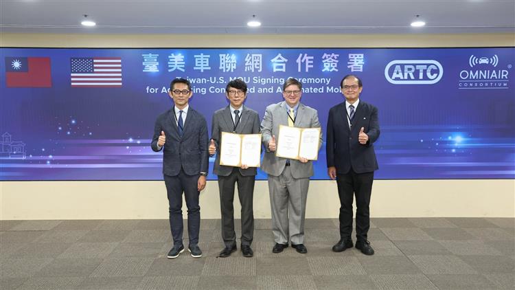 TARC主委暨車輛中心董事長王正健與美國OmniAir Consortium執行董事Jason M. Conley簽署合作備忘錄。