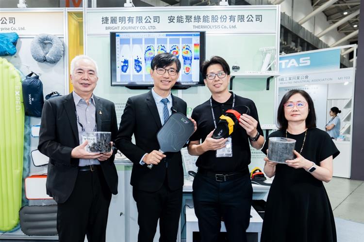 安能聚/利用微波熱裂解技術把廢棄的碳纖維回收再製碳纖維鞋墊、匹克球拍等產品。
