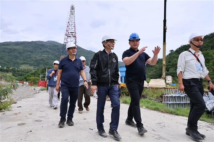 新聞稿圖說2：業者現場說明地熱案場開發配置