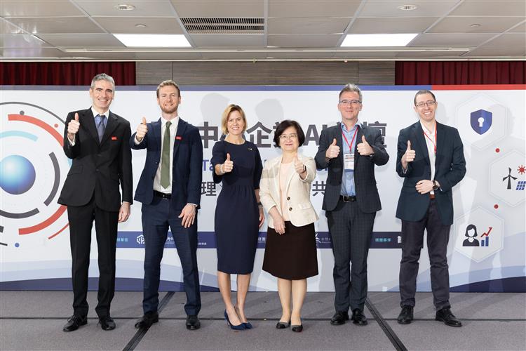 中企署戴婉蓉副署長（右3）、英國在台辦事處包瓊郁代表（右4）及出席貴賓合影