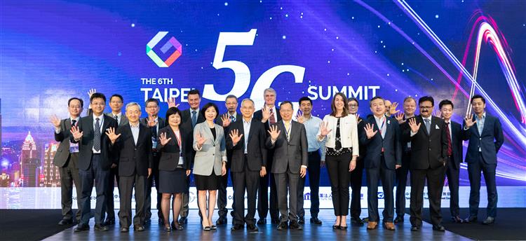 5G時代來臨，由經濟部指導、5G辦公室主辦之「第六屆台北5G國際高峰會」今(30)日於台北國際會議中心盛大登場，本次高峰會主題為5G技術、服務與政策三大面向，由經濟部領軍秀臺灣5G實力，並邀集英國、日本發展5G通訊之官方代表、印度電信業者信實資訊通信(Reliance Jio)來臺與會，搭建與國際5G脈動接軌的平台，奠定未來國際大廠來臺採購、技術交流，與應用發展等機會，開拓我國5G領域商機，拓展未來在智慧醫療、智慧工廠、無人載具、智慧娛樂、智慧展館等5G時代的創新應用。
