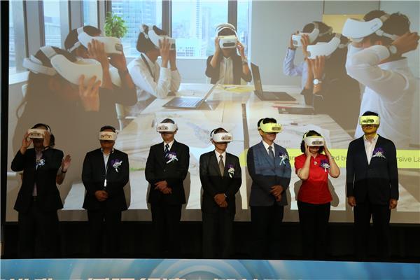 與會貴賓體驗VR虛擬實境環境教育內容.JPG