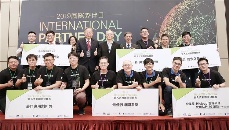 HackIDB競賽頒獎典禮由經濟部工業局林俊秀組長(上排右四)、NVIDIA戴宏展資深客戶經理(上排右五)、中華電信鍾鳴總工程師(上排左四)與獲獎團隊合影