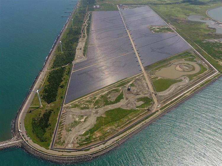 台電去（107）年2月在彰濱工業區興建全國最大的太陽光電場，總佔地約140公頃，全區正式發電後，每年生產近1.4億度的電力。