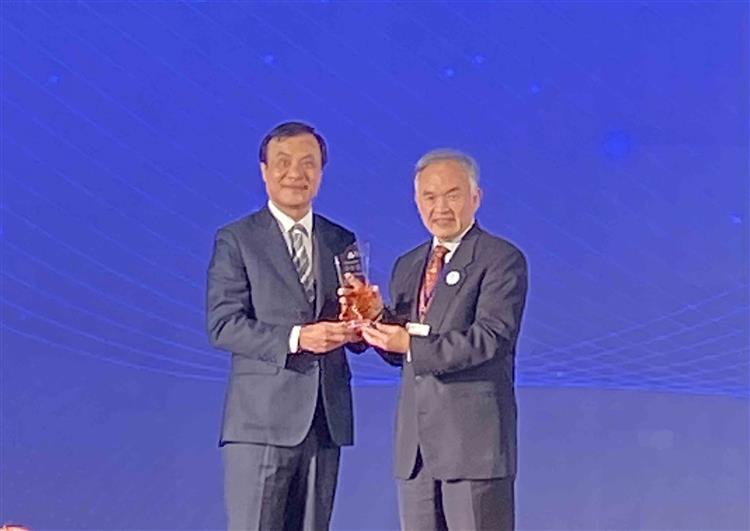 台糖總經理管道一(右)從立法院長蘇嘉全手中接下TCSA台灣企業永續獎兩項獎座的殊榮。