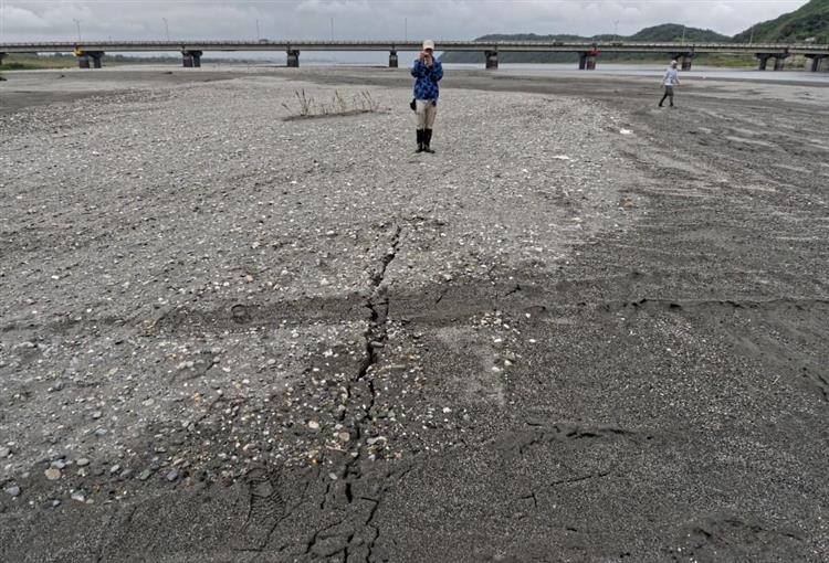 照片2：2018年0206花蓮地震嶺頂斷層北段於花蓮溪河床發生地表破裂。