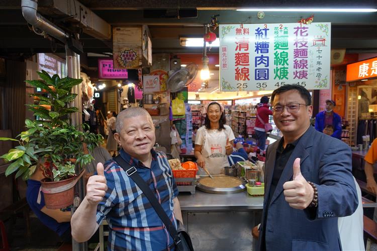 經濟部中部辦公室郭坤明主任(右二)關心夜市攤商營運