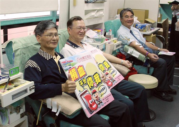 台糖副總經理洪火文(右)及油品事業部執行長徐繼聖(左)每年皆挽袖響應捐血活動。