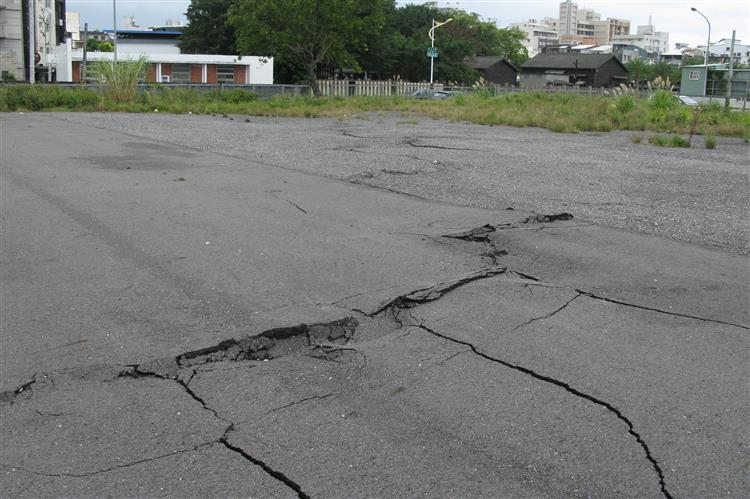 照片1：107年2月6日花蓮地震造成廣東街與博愛街口東側空地之地表破裂。