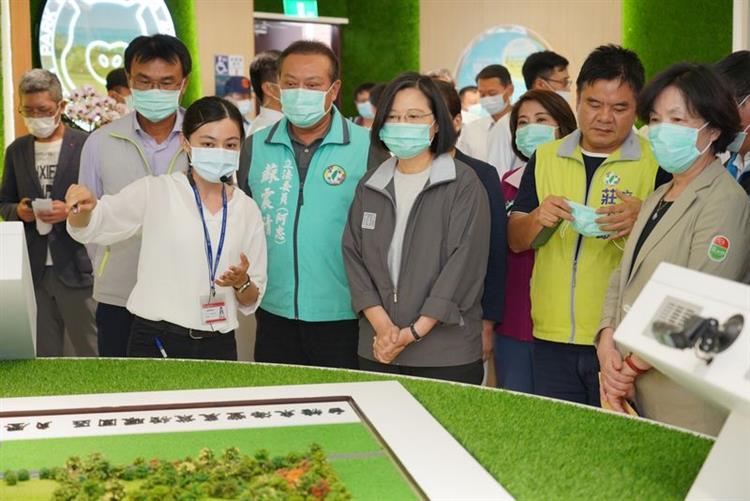 蔡總統一行人至展示中心聽取導覽員介紹園區整體配置以及養豬循環經濟的運作模式