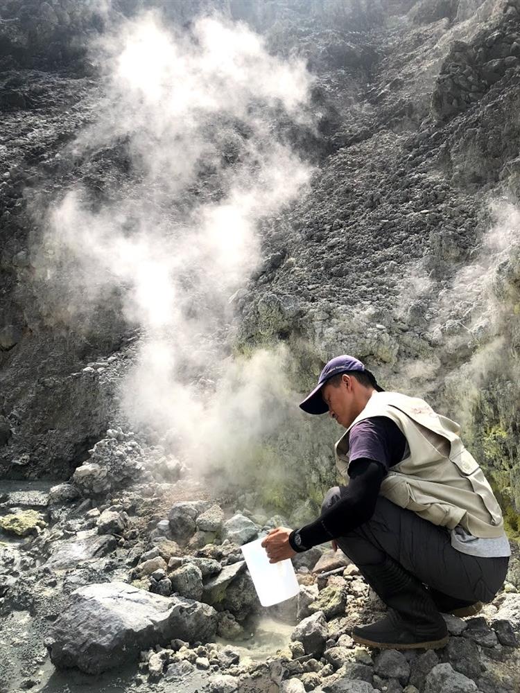 地調所人員至火山噴氣地區進行火山活動觀測情形