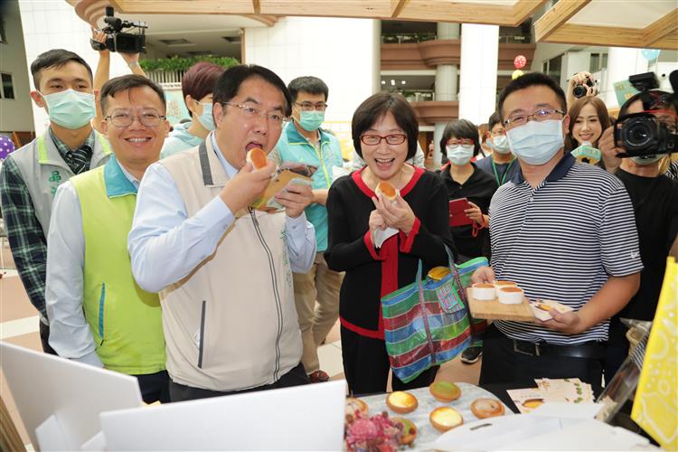 「好享購-府城萬花筒市集」今(4日)在臺南市政府辦理啟動記者會，經濟部商業司司長李鎂及臺南市市長黃偉哲一同出席報好康2