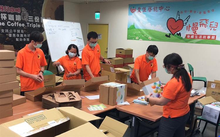 與慢飛兒庇護工場夥伴合作進行Power Taiwan暖心禮盒包裝