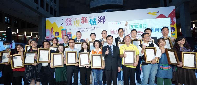經濟部中小企業處何晉滄處長(左五)與2020特色商圈得獎代表及縣市政府代表合影。