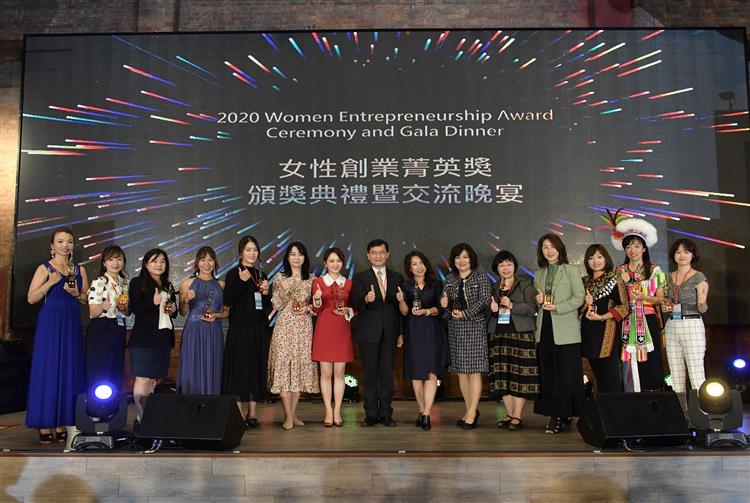 經濟部中小企業處何晉滄處長(圖中)與第九屆女性創業菁英獎得主共同合影。