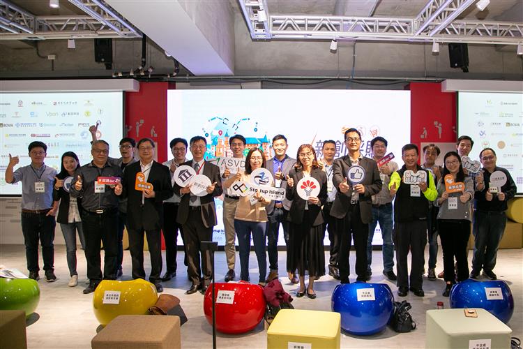 經濟部中小企業處辦理「新創採購政府新創應用分享會」，胡貝蒂副處長（中）與國發會、分享機關及新創代表合影