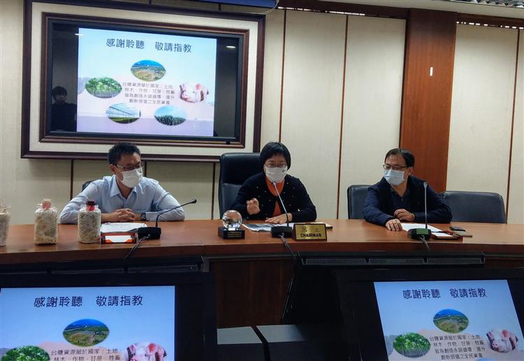 台糖公司副總經理顧孝柔(中)在經濟部記者會中發表台糖蔗渣養菇及廢菇包再利用的循環模式。
