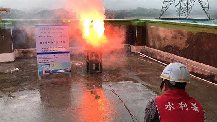 水利署把握鋒面快速通過台灣機會於寶二水庫施作人工增雨