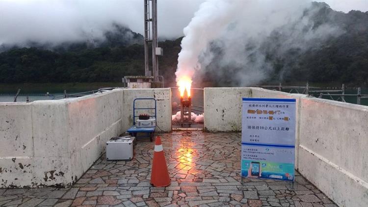 水利署把握鋒面快速通過台灣機會於石門水庫施作人工增雨