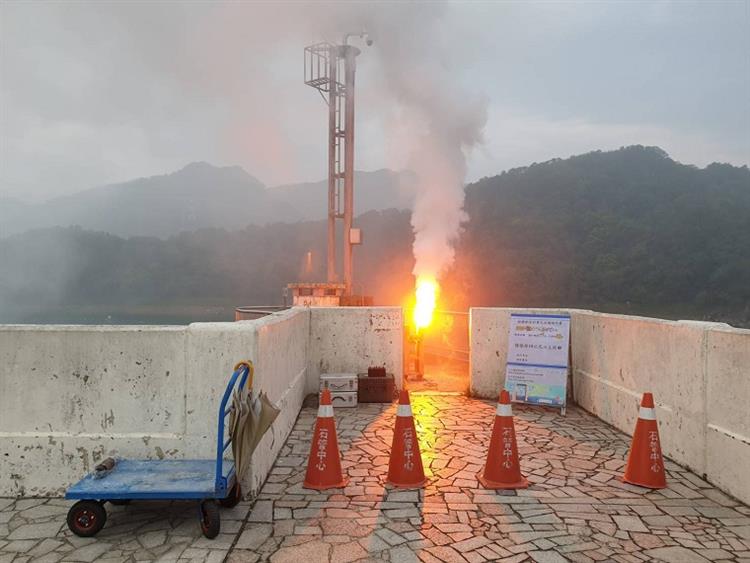 水利署掌握此波降雨雲系於石門水庫施作人工增雨作業