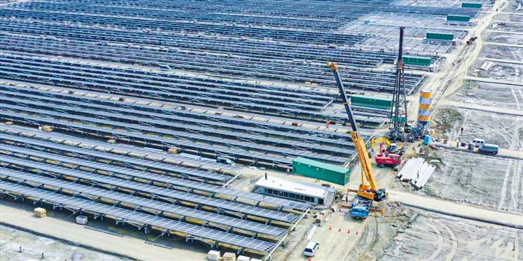 台電台南太陽光電場裝置容量達150MW(15萬瓩)，預計今年8月底前全數併網，將可年發2億度綠電，提供超過5萬戶家庭年用電量