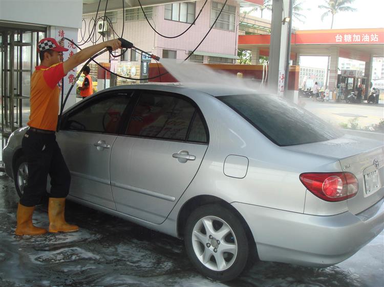 位於高屏地區的台糖加油站站點自6月1日至10日推出洗車半價優惠活動。