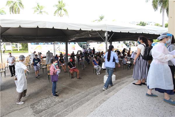 科技產業園區快篩站今日啟用 全面篩檢逾萬名國際移工 移工等候篩檢中照片