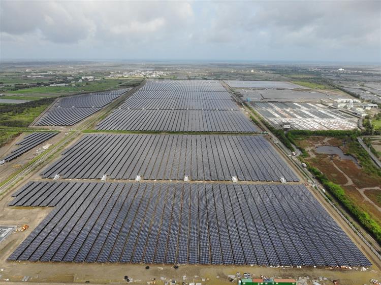 台糖七股光電專區6月30日併網發電，未來每年預計可貢獻3億度綠電。