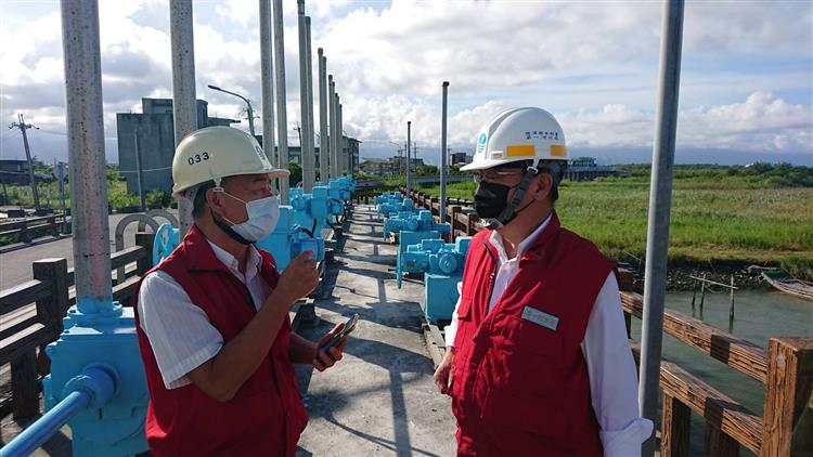 水利署加強巡檢水利建造物及防汛整備確保安全-檢視水門相關設備