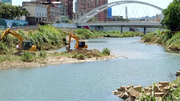 水利署加強巡檢水利建造物及防汛整備確保安全-景美溪-景美橋上游河道淤積清理