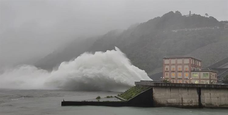 烟花颱風帶來豐沛雨量石門水庫溢洪道啟動洩洪2
