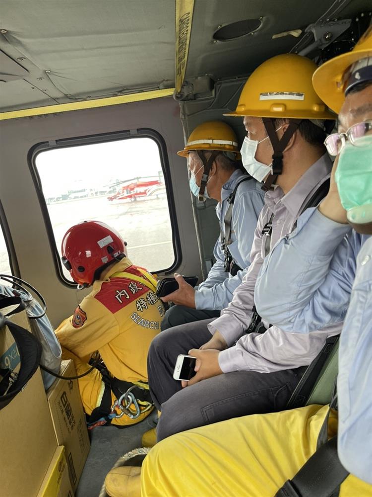 	空勤總隊今(8)日上午派遣黑鷹直升機，自小港機場載送4名台電搶修人員及60公斤的裝備器材深入山區。(2/2)