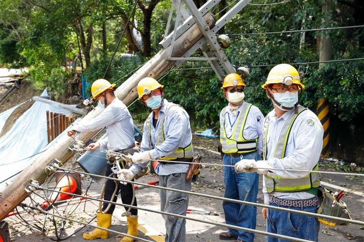 新北市養工處今(8)日派包商搶修便道，現場台電人員也配合施作臨時供電線路，期能儘速恢復正常供電。