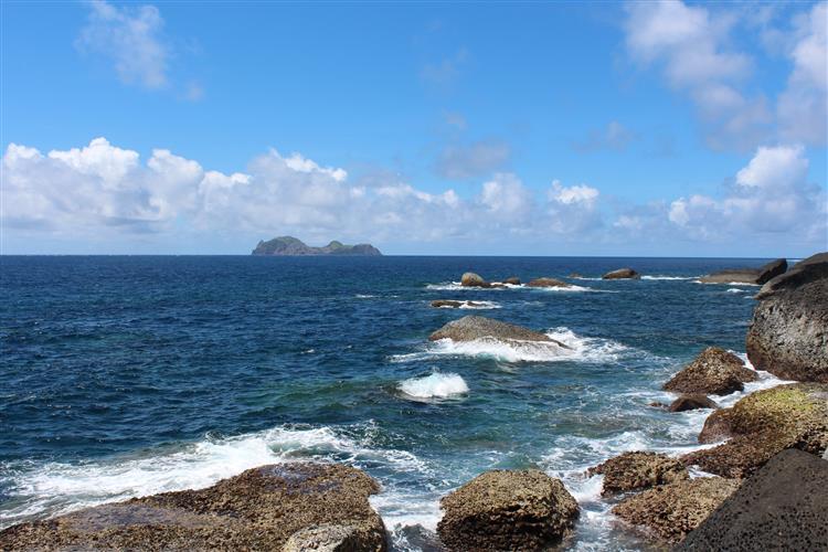 由蘭嶼眺望小蘭嶼，其可能為蘭嶼火山系統中最後期噴發的活動。