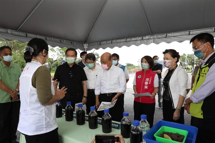 蘇院長等一行人至沼氣中心參觀，台糖同仁展示沼渣外，並說明沼氣中心處理豬糞尿與農業廢棄物的過程。