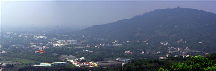 從高雄市小崗山附近遠眺大崗山與其西側的小崗山斷層線形崖。(向北拍攝) 